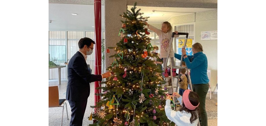 Christbaumschmücken im Rathausfoyer