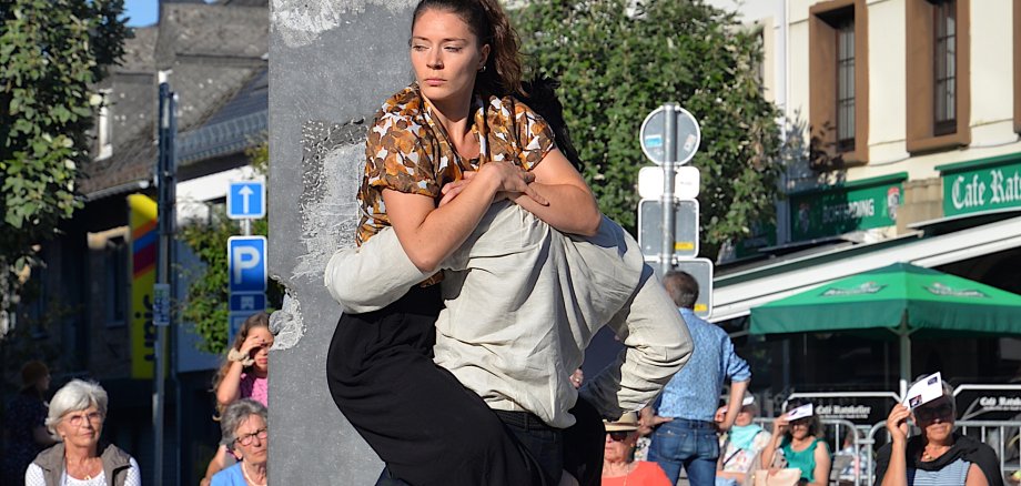 Das Bild zeigt eine Tanzszene aus der Veranstaltung "Tanzende Stadt"