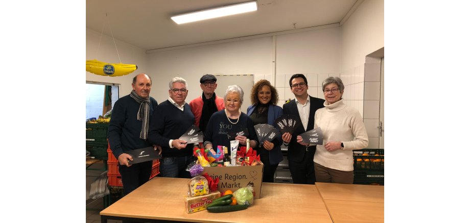 V.l.: Siegfried Müllenmeister (Stadtmarketing Herzogenrath), Walter Breuer (Stadtmarketing Herzogenrath), Dieter und Waltraud Lecher (Tafel Herzogenrath), Nadine Henry (Stadtmarketing Herzogenrath), Dr. Benjamin Fadavian (Bürgermeister Stadt Herzogenrath) und Ana Maria Nandzik (Stadtmarketing Herzogenrath)