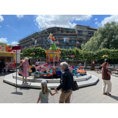 Das Kinderkarusell auf dem Ferdinand-Schmetz-Platz
