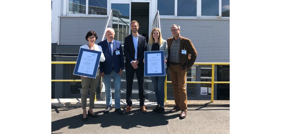 Das Foto zeigt v.l.n.r.: Barbara Onkels (Schulleiterin Maria-Sibylla-Merian-Gesamtschule), Dr. Manfred Fleckenstein (stellv. Bürgermeister Stadt Herzogenrath), Maik Cebulla (Geschäftsführer Personal Saint-Gobain Sekurit), Stefanie Rinkens (Referentin Personalentwicklung Saint-Gobain Sekurit) und Michael Arth (Referent Ausbildungsmarketing IHK Aachen)