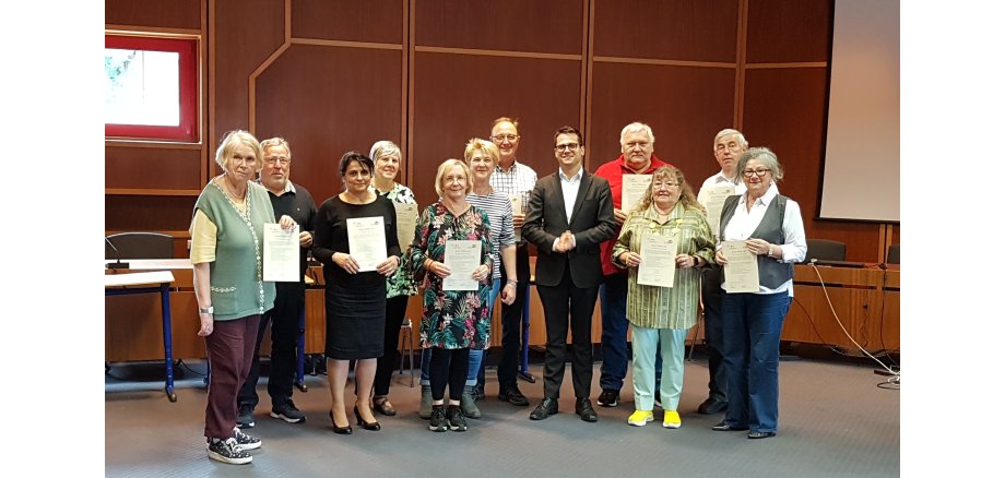 Das Bild zeigt die Zertifikatsübergabe an die Seniorenlotsen v.l.n.r.:Renate Remmers, Jürgen Jekewitz, Dahlia Ranchal Expόsito, Marlene Reinartz, Ellen Krüger, Margit Keller, Karl Kalbhen, Dr. Benjamin Fadavian, Horst Salke, Heidi Klemm, Hans-Peter Gülpen, Maria-Theresia Piek (es fehlen Claudia Kellermann und Ursula Kreutz-Kullmann) 