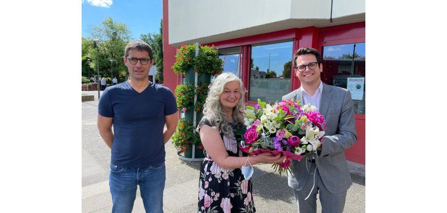 Das Foto zeigt die Verabschiedung der Schiedsfrau Walburg Reimer - v.l.n.r.: Walter Schultheis (Mitarbeiter des Ordnungsamtes), Walburga Reimer und Bürgermeister Dr. Benjamin Fadavian