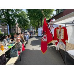 Blick auf die Frühstückstafel entlang der Neustraße