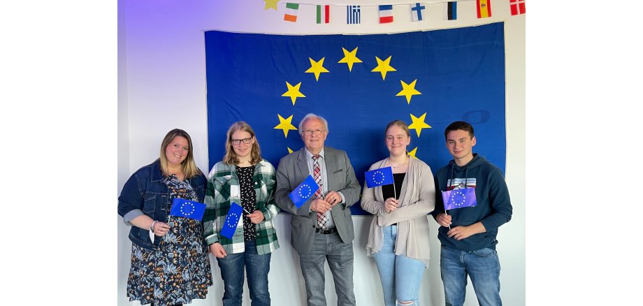 Das Foto zeigt v.l.n.r.: Corinna Hagel, Pia Hamm, 1. stellv. Bürgermeister Dr. Manfred Fleckenstein, Lena Thönnissen und Noe Anderson  