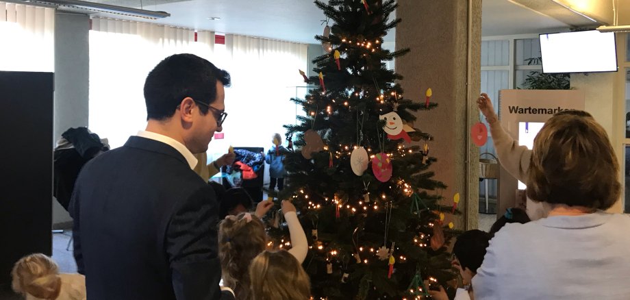 Herzogenrather Kindergartenkinder bringen im Rathaus Weihnachtsbaum und Gesichter zum Strahlen