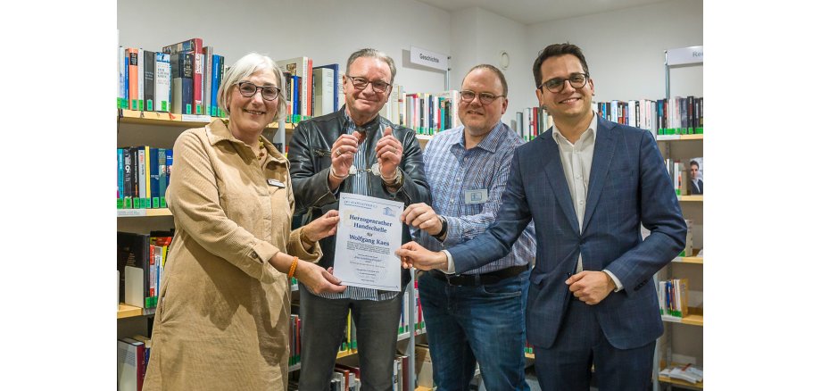 Kirsten Moss (Leitung Stadtbücherei), Wolfgang Kaes (diesjähriger Preisträger), Ralph Klemp (Vorsitzender Förderverein Pro Stadtbücherei e.V.) und Dr. Benjamin Fadavian (Bürgermeister