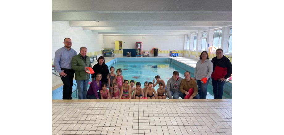 Osterferienschwimmkurs des Stadtsportverbandes und der Bürgerstiftung in der Leonhardstraße