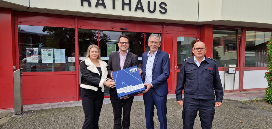 Scheckübergabe an Bürgermeister Dr. Benjamin Fadavian und der Leiter der Herzogenrather Wehr, Achim Schwark durch Celine und René Günther, Geschäftsstellenleiter Provinzial-Versicherung (Foto vor dem Rathaus)