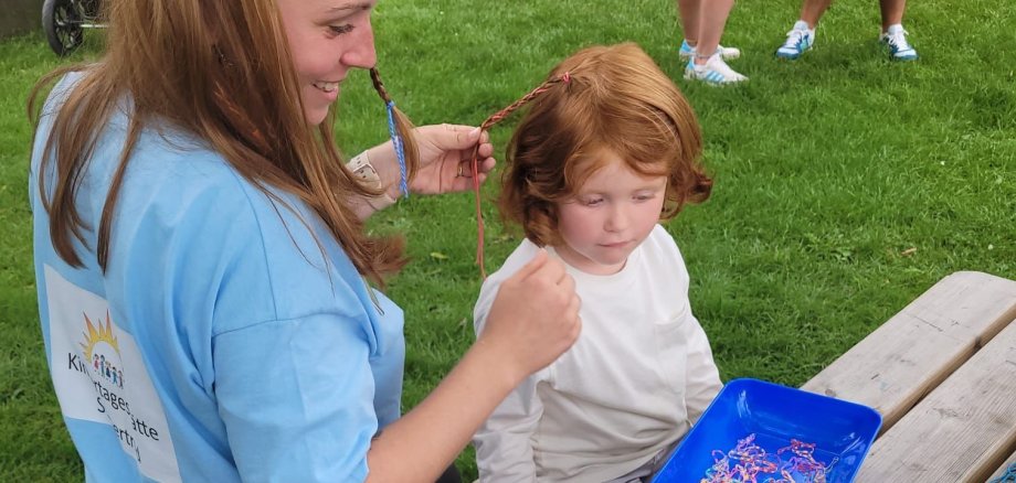 Sommerfest des katholischen Kindergartens St. Gertrud, Bastelnde Besucher