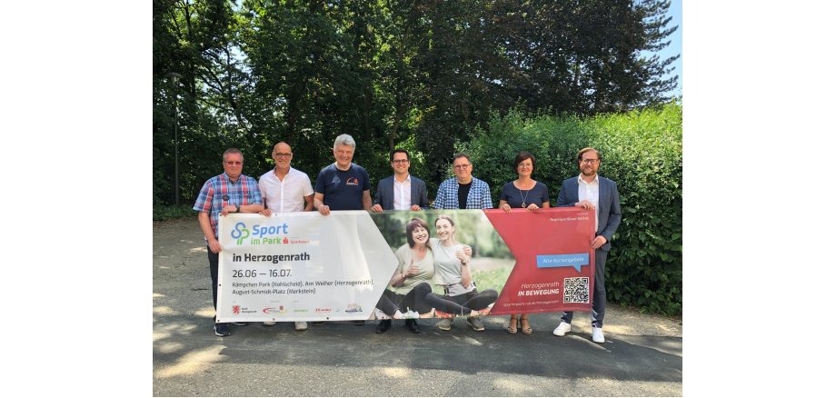 V.l.: Ingo Braun (RegioSportBund Aachen), Hugo Polz (RegioSportBund Aachen), Dr. Heribert Mertens (Bürgerstiftung Herzogenrath), Bürgermeister Dr. Benjamin Fadavian (Stadt Herzogenrath), Manfred Borgs (Stadtsportverband Herzogenrath), Brigitte Jansen (BARMER Krankenkasse Aachen) und Michael Uerlings (Sparkasse Aachen)