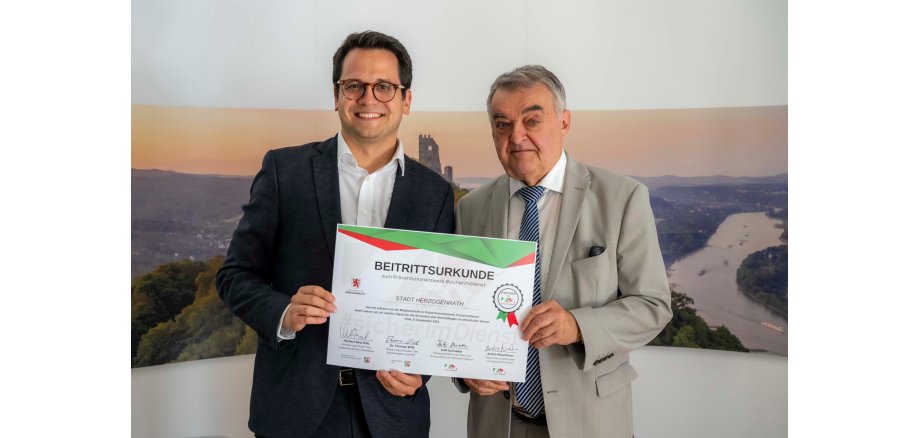 Bürgermeister Dr. Benjamin Fadavian (l.) mit NRW-Innenminister Herbert Reul (r.) bei der Bezirksregierung Köln