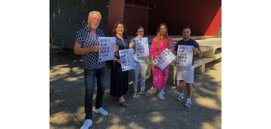 V.l.: Hans-Peter Coenen (Apollo Kino Aachen), Renate Wallraff (Stadt Herzogenrath), Sven Ollig (Apollo Kino Aachen), Nadine Schwartz (Stadt Herzogenrath) und Nima Habibian (Apollo Kino Aachen)