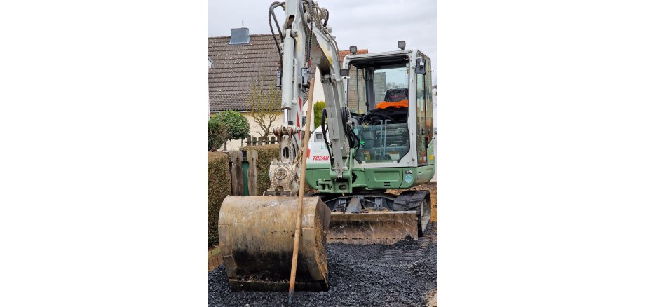 Ein Bagger im Einsatz bei Straßenbauarbeiten