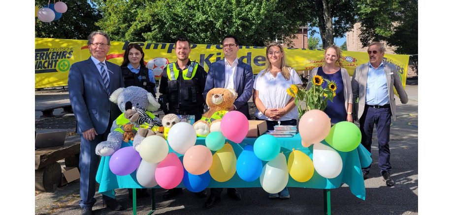 Vertreterinnen und Vertreter von Stadt, Grundschule, Polizei, Sponsoren und Verkehrswacht bei der Übergabe der Warnwesten an die Schulkinder