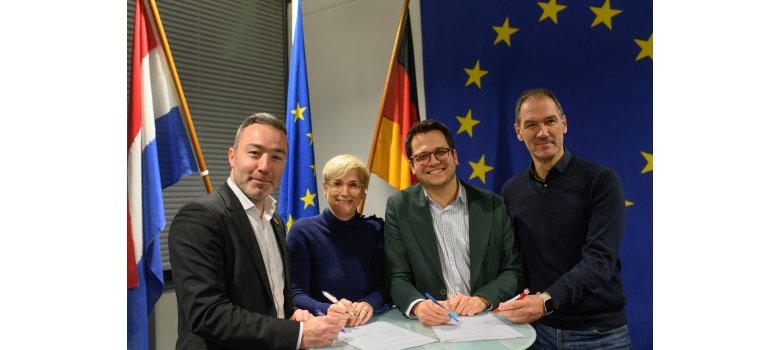 Kerkrader Beigeordneter Alexander Geers, Kerkrades Bürgermeisterin Petra Dassen, Herzogenraths Bürgermeister Dr. Benjamin Fadavian, Herzogenraths Technischer Beigeordneter Franz-Josef Türck-Hövener beim gemeinsamen Gruppenbild