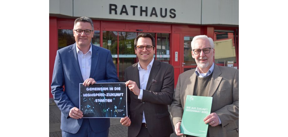 Städteregionsrat Dr. Tim Grüttemeier, Bürgermeister Dr. Benjamin Fadavian und UGG-Expansionsmanager Jörg Ellerbrok freuen sich auf den Glasfaserausbau in Herzogenrath