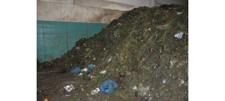 Das Bild zeigt Plastikteile und Restmüll im Biomüll der AWA