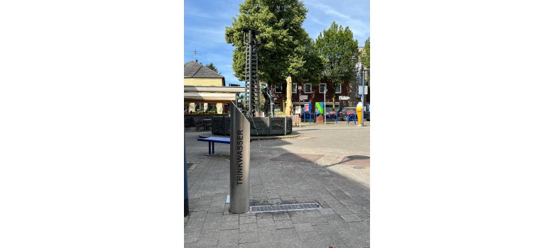 Am Kohlscheider Markt steht ein gesponserter Trinkwasserbrunnen