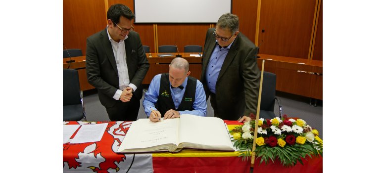 Helmut Künstler trägt sich in das Goldene Buch der Stadt Herzogenrath ein