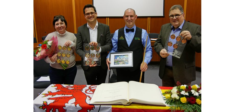 Gruppenbild mit Ehefrau Bianca Künstler, Bürgermeister Dr. Benjamin Fadavian, Helmut Künstler und dem Vorsitzenden des Stadtsportverbands Manfred Borgs