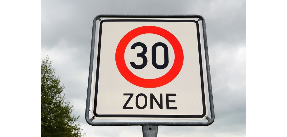 Schild mit Höchstgeschwindigkeit 30 km/h