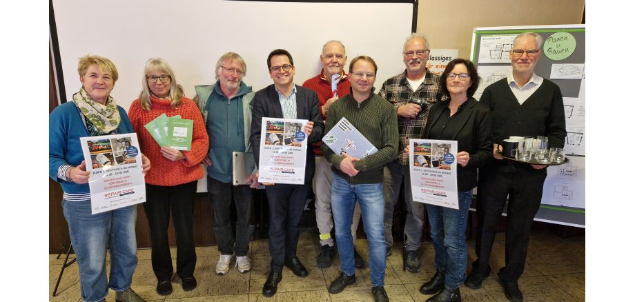 Auf dem Foto stehen von links nach rechts Margit Keller (Quartiersbüro „Mitten in Kohlscheid“ der Stadt Herzogenrath), Birgit Meyer (Verein Kohlscheider Bürger e.V.), Klaus Kloos (Ehrenamtler), Dr. Benjamin Fadavian (Bürgermeister der Stadt Herzogenrath), Klaus Schübbe (Ehrenamtler), Volker Bosseler (Ehrenamtler), Bert Jakobs (Ehrenamtler), Regina Brück (AWA Entsorgung GmbH), Hans Schwarzbauer (Ehrenamtler)