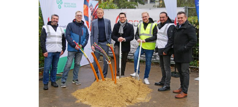 Die Beteiligten beim Spatenstich in Kohlscheid. Von links nach rechts sind dies: Aydogan Toptas, Construction Quality Specialist (CQS) bei UGG; Gerrit Heidenreich, zuständiger Sachbearbeiter im Tiefbauamt der Stadt Herzogenrath; Markus Terodde, Dezernent für Bildung, Jugend und Strukturentwicklung bei der StädteRegion Aachen; Dr. Benjamin Fadavian, Bürgermeister der Stadt Herzogenrath; Jan-Alexander Scheideler, Head of FTTH Rollout Management bei UGG; Reza Alishirazi, Regional Deployment Manager bei UGG; Johann Bruckner, Geschäftsführer der Broos Project GmbH