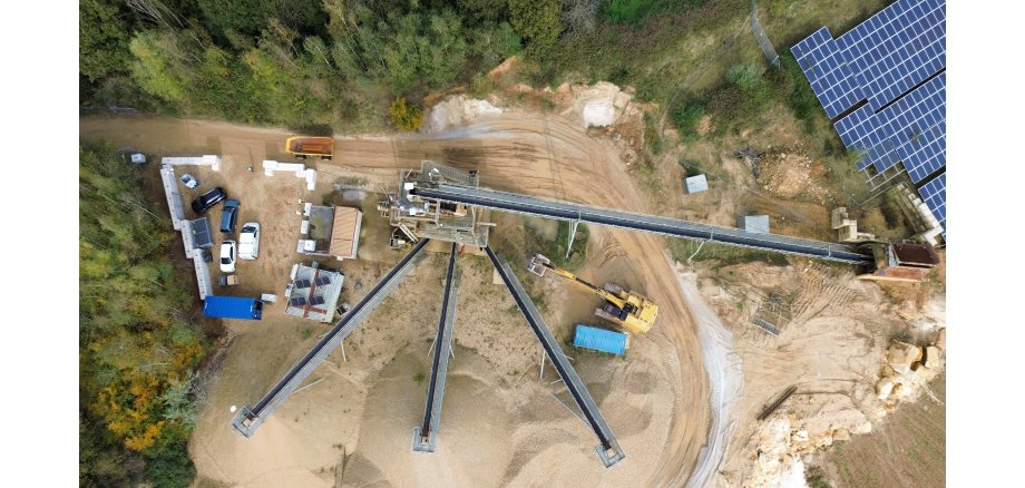 Luftaufnahme der Nivelsteiner Sandwerke mit einem der zu testenden Transportfahrzeuge in der linken Bildhälfte