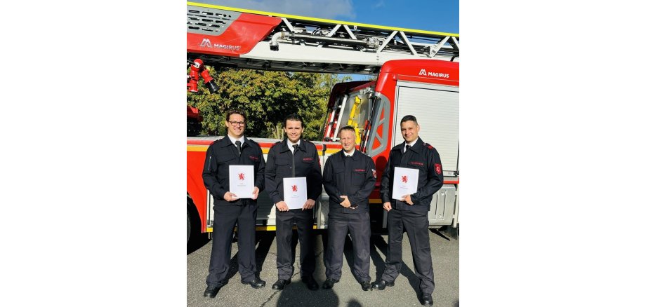 Die neuen Brandmeister Malte Kayser und Marc Juran, Ausbildungsbeauftragter BOI Markus Thewes, Brandmeister Marcel Santana