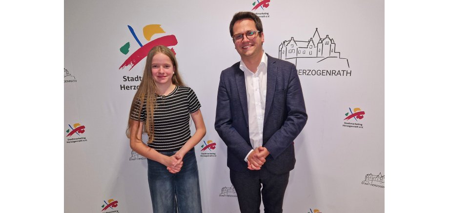 Kinderbürgermeisterin Zoe Kißling mit Bürgermeister Dr. Benjamin Fadavian