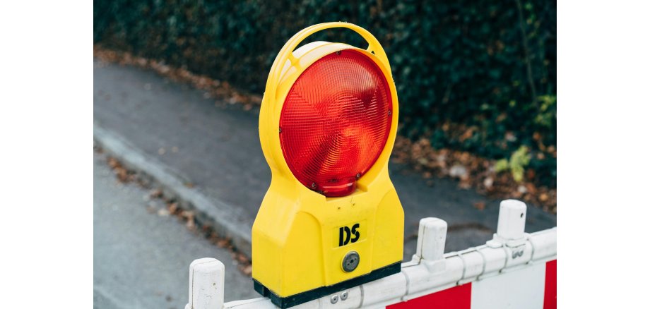 Symbolbild Warnung Straßensperrung