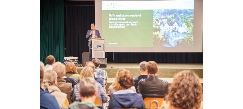 Bürgermeister Dr. Benjamin Fadavian eröffnete die gut besuchte Veranstaltung in der Aula des Herzogenrather Gymnasiums