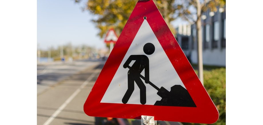 Straßenschild als Symbolbild für Bauarbeiten auf einer Straße