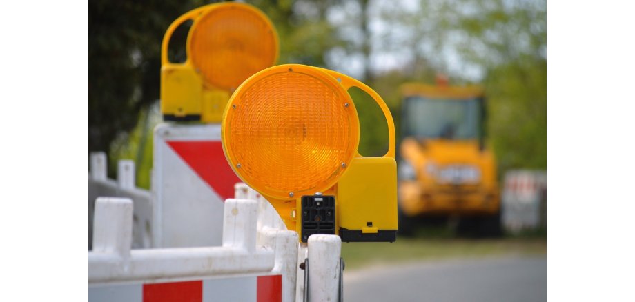 Warnleuchten und Barken als Hinweis auf eine Baustelle