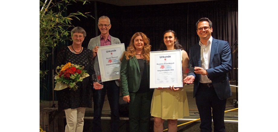 Für Renate Remmers nahmen ihre Geschwister Birgit & Heinz-Leo Görtzen (1. und 2 v.l.) den Preis entgegen. Neben ihr erhielt Roxanna Shad-Matzutt (2. v.r.) den Integrationspreis in der Kategorie "Ehrenamtliches Engagement einzelner Personen". Die Vorsitzende des Integrationsrates Derya Kalyoncu (M.) und Bürgermeister Dr. Benjamin Fadavian (1. v.r.) gratulieren.