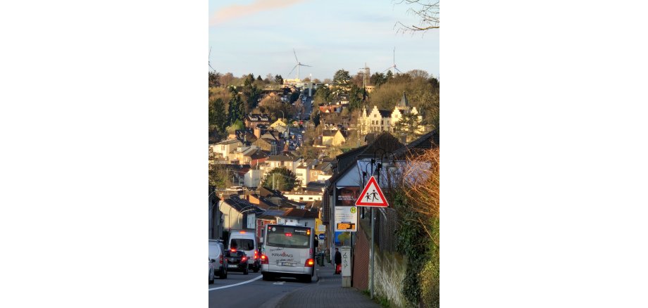 Verkehrsreiche Geilenkirchener Straße in Herzogenrath-Mitte