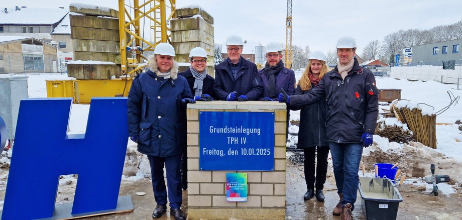 Michael Eßers (Geschäftsführer Stadtentwicklungsgesellschaft Herzogenrath), Dr. Benjamin Fadavian (Bürgermeister), Dr. Grüttemeier, Kai Baumann (Vorsitzenderdes Ausschuss für Hochbau und Gebäudemanagement), Helen Probst (pbs architekten), Franz-Josef Türck Hövener (Technischer Beigeordneter)