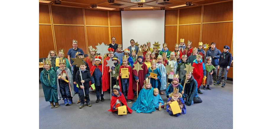 Gruppenfoto der Sternsinger im Herzogenrather Ratssaal 2025