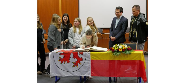 Junioren des TSC Gold Aachen tragen sich in das Goldene Buch der Stadt Herzogenrath ein