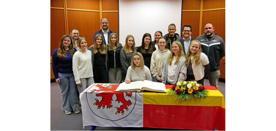 Junioren des TSC Gold Aachen tragen sich in das Goldene Buch der Stadt Herzogenrath ein