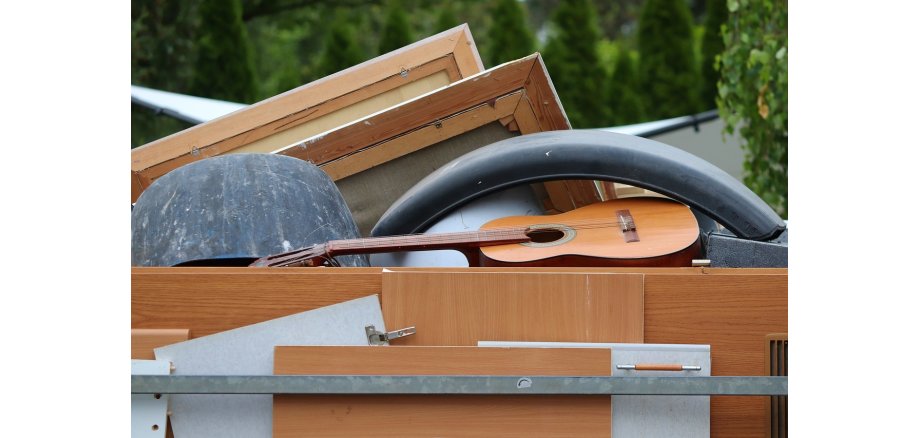 Sperrgut aus Holz auf einem Haufen zur Abholung