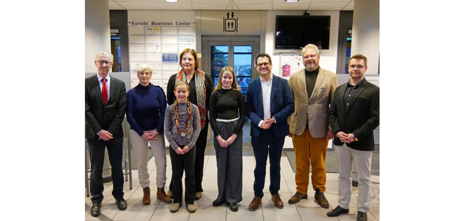 Das Gruppenfoto aus dem Foyer des EBC anbei zeigt v.l.n.r. Schulleiter Michael Höbig, Kerkrades Bürgermeisterin Dr. Petra Dassen-Housen, die Kerkrader Kinderbürgermeisterin Jinte Brandts, die Kerkrader Lehrerin Marij Dings, die Herzogenrather Kinderbürgermeisterin Zoe Kißling, den Herzogenrather Bürgermeister Dr. Benjamin Fadavian, den Lehrer Bert Schroën von Het Martin Buber und den Gymnasiallehrer Willy Jung.