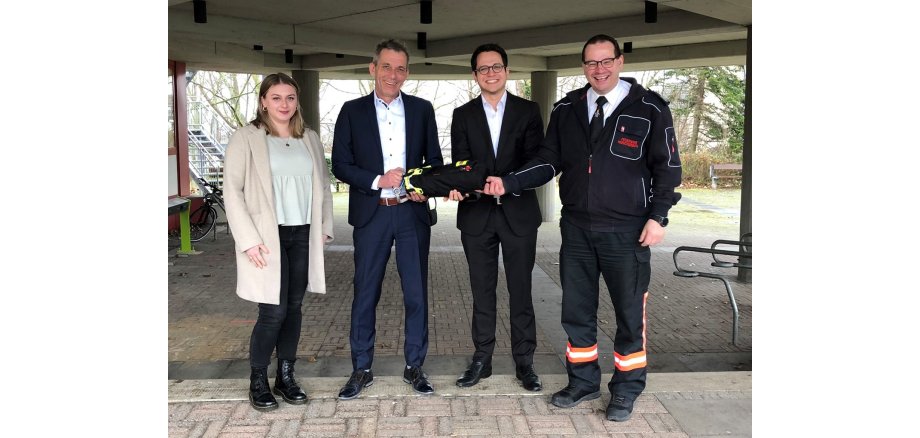 V.l.: Celine Günther (Kundenberaterin Provinzial-Versicherung), René Günther (Geschäftsstellenleiter Provinzial-Versicherung), Dr. Benjamin Fadavian (Bürgermeister) und Markus Albert (stellv. Leiter Feuerwehr)