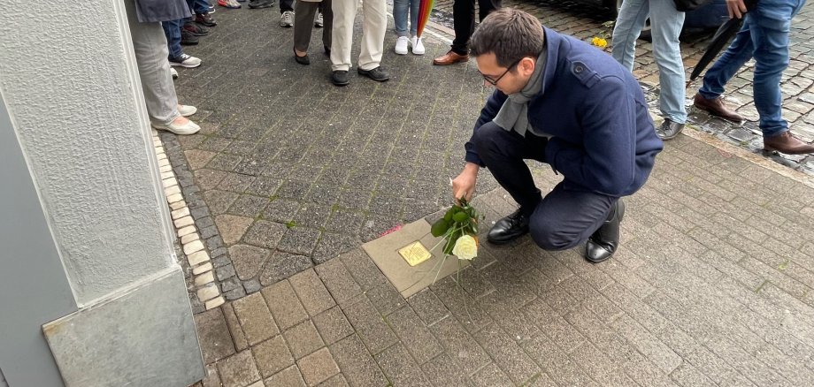 Bürgermeister Dr. Benjamin Fadavian legt Blumen an dem neuverlegten Stolperstein für Karl-Friedrich Mayer ab