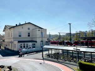 Bild des Herzogenrather Bahnhofs mit einem Zug auf dem Gleis