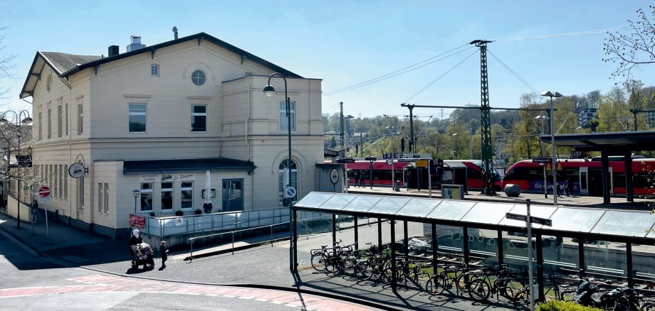 Bild des Herzogenrather Bahnhofs mit einem Zug auf dem Gleis